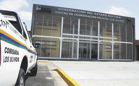 Asaltan a policías mientras detenían a dos jóvenes