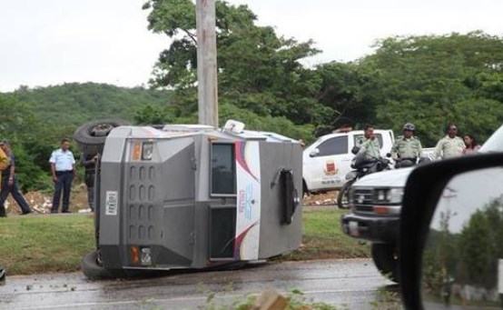 Volcó un camión blindado en la autopista Charallave – Ocumare (Fotos)