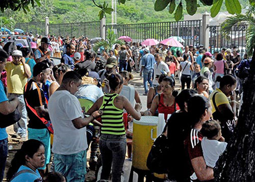 Consumidores en Valencia aguantaron cola y aguacero por leche en polvo