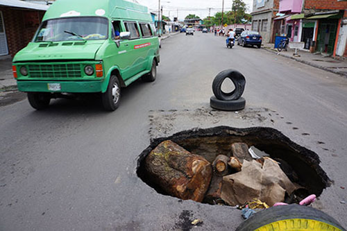 ¡EL GRAN HUECO! Un peligro para los carros del barrio Monumental en Valencia