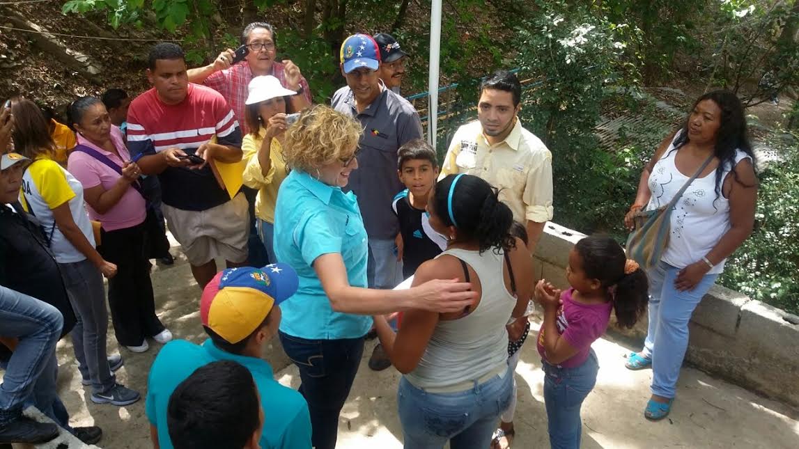 Gobierno de Miranda entregó recursos para reparación de viviendas y caminerías en Guarenas