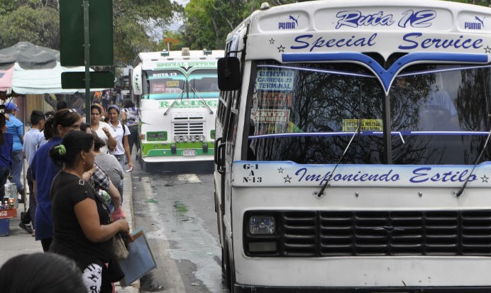 Asesinan a cajera de banco al lanzarla de una camioneta por puesto