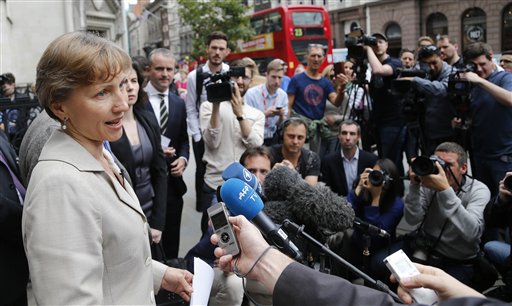 Marina Litvinenko, viuda del exespía ruso Alexander Litvinenko habla con los periodistas fuera de las Cortes Reales de Justicia, el viernes 31 de julio de 2015, en Londres. (Foto AP/Frank Augstein)