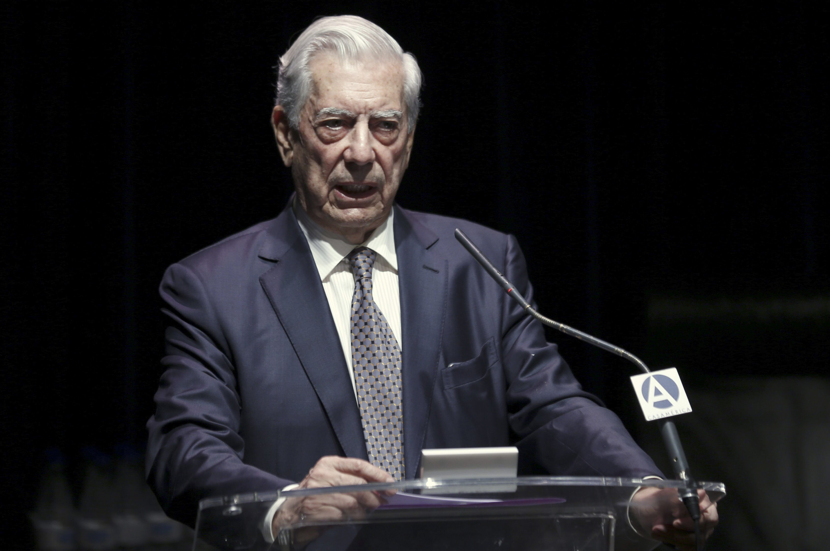 Vargas Llosa: Maduro hará todo lo posible para que elecciones del 6D no sean limpias