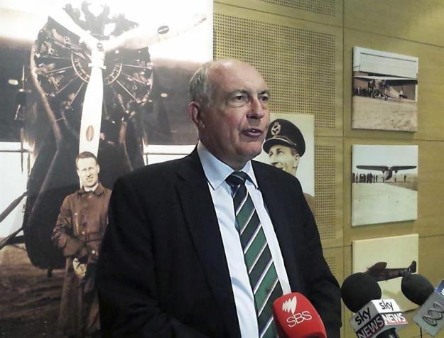 El viceprimer ministro australiano, Warren Truss, da una rueda de prensa en el aeropuerto de Sídney (Foto EFE)