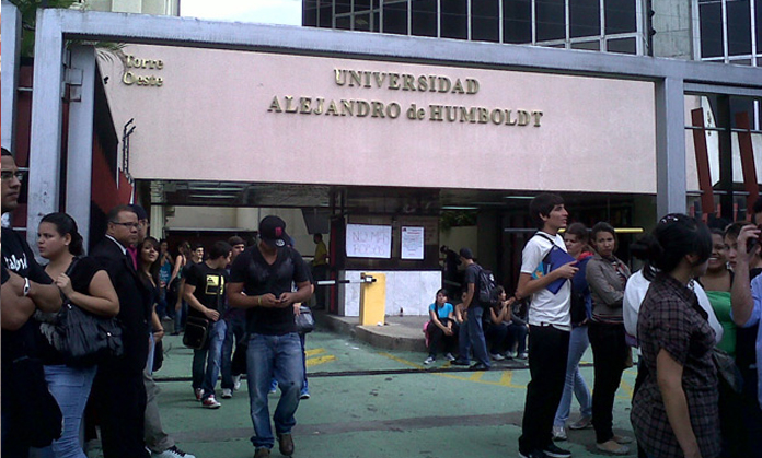 Motorizados aplicaron robo masivo en la Universidad Alejandro Humboldt