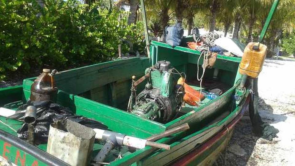 Balseros cubanos tocan tierra en lujosa urbanización en Florida