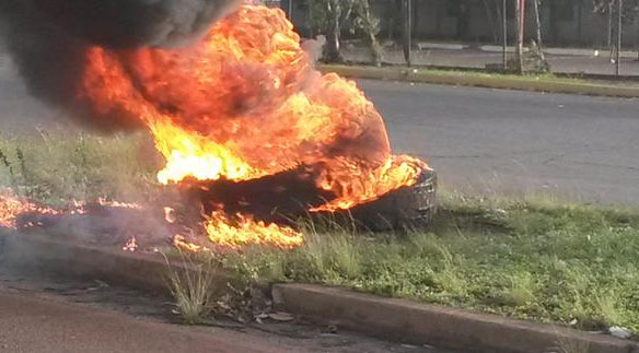 Queman cauchos como protesta frente a la CVG