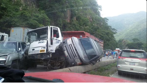 Reportan choque múltiple entre gandola y vehículos livianos en carretera Valencia-Puerto Cabello