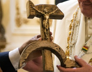 Vaticano sobre crucifijo comunista: Esto es algo que Espinal hizo, el Papa no sabía