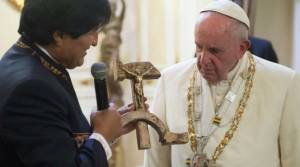 Así reaccionó el Papa cuando Evo le regaló Cristo sobre hoz y martillo (Video)
