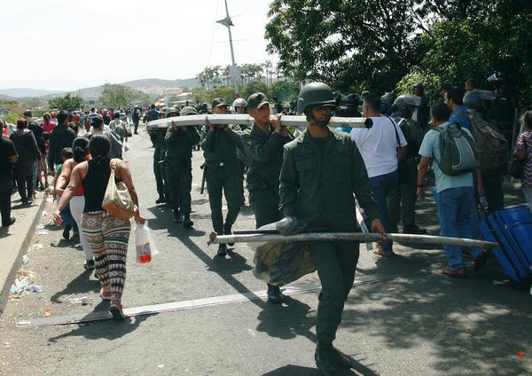 Foto: Los maleteros, desde el lado colombiano tomaron el elevado, quemaron cauchos y lanzaron piedras hacia el lado venezolano y produjeron daños a las estructuras / lanacionweb.com