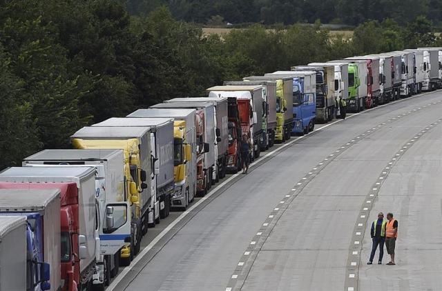 Varios camiones permanecen parados durante un atasco en la M20 en Kent, Ashford (Reino Unido) hoy, 30 de julio de 2015. El primer ministro británico, David Cameron, aseguró hoy que protegerá al Reino Unido de "la plaga" de inmigrantes que quiere entrar en el país, al agravarse la crisis en el puerto francés de Calais, donde decenas de estos intentan a diario cruzar el Eurotúnel para llegar a Inglaterra. EFE/Andy Rain