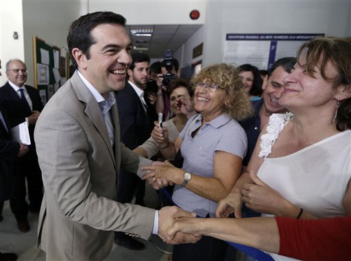 Pese a la situación económica sumamente delicada, Tsipras es más popular que nunca, según las encuestas de opinión. AP Foto: Thanassis Stavrakis, Archivo