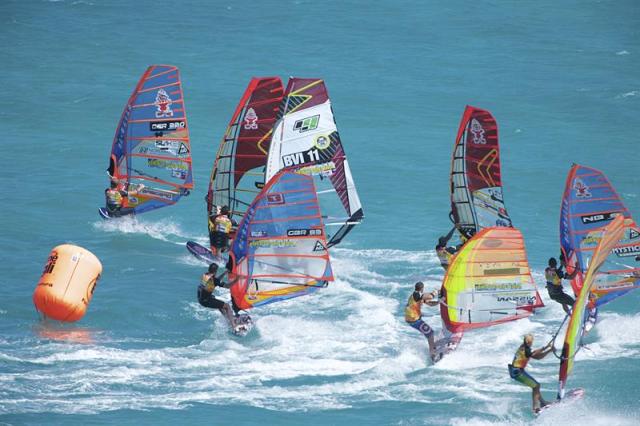 Una de las mangas de la prueba de slalom del Campeonato Mundial de Windsurfing de Fuerteventura. EFE/CARLOS DE SAÁ