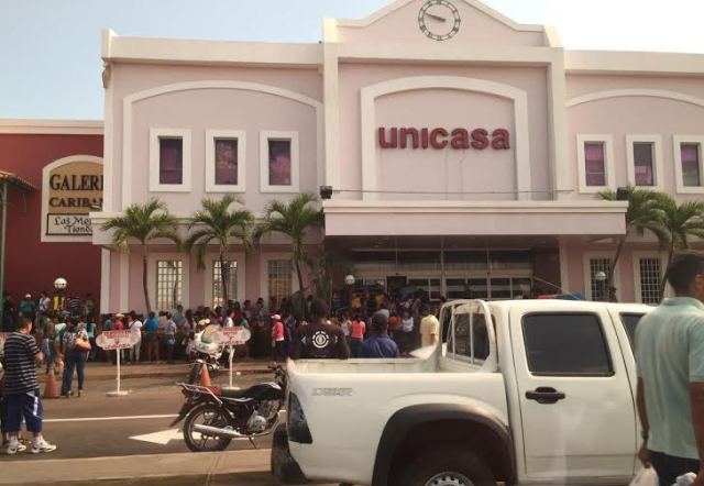 Venta de leche en polvo generó tensión en supermercado de Puerto La Cruz