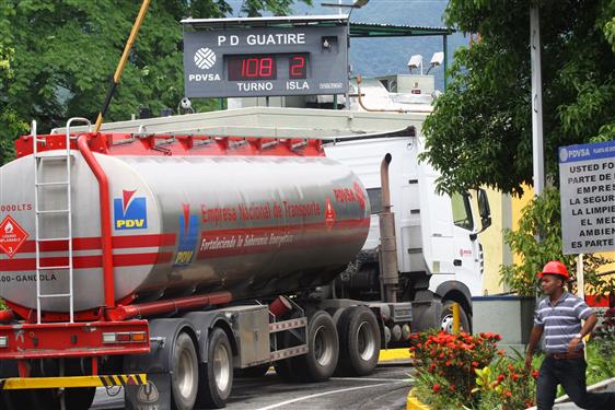 Acuerdan discusión de precio de la gasolina