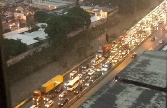 Río Guaire a punto de desbordarse por fuertes precipitaciones