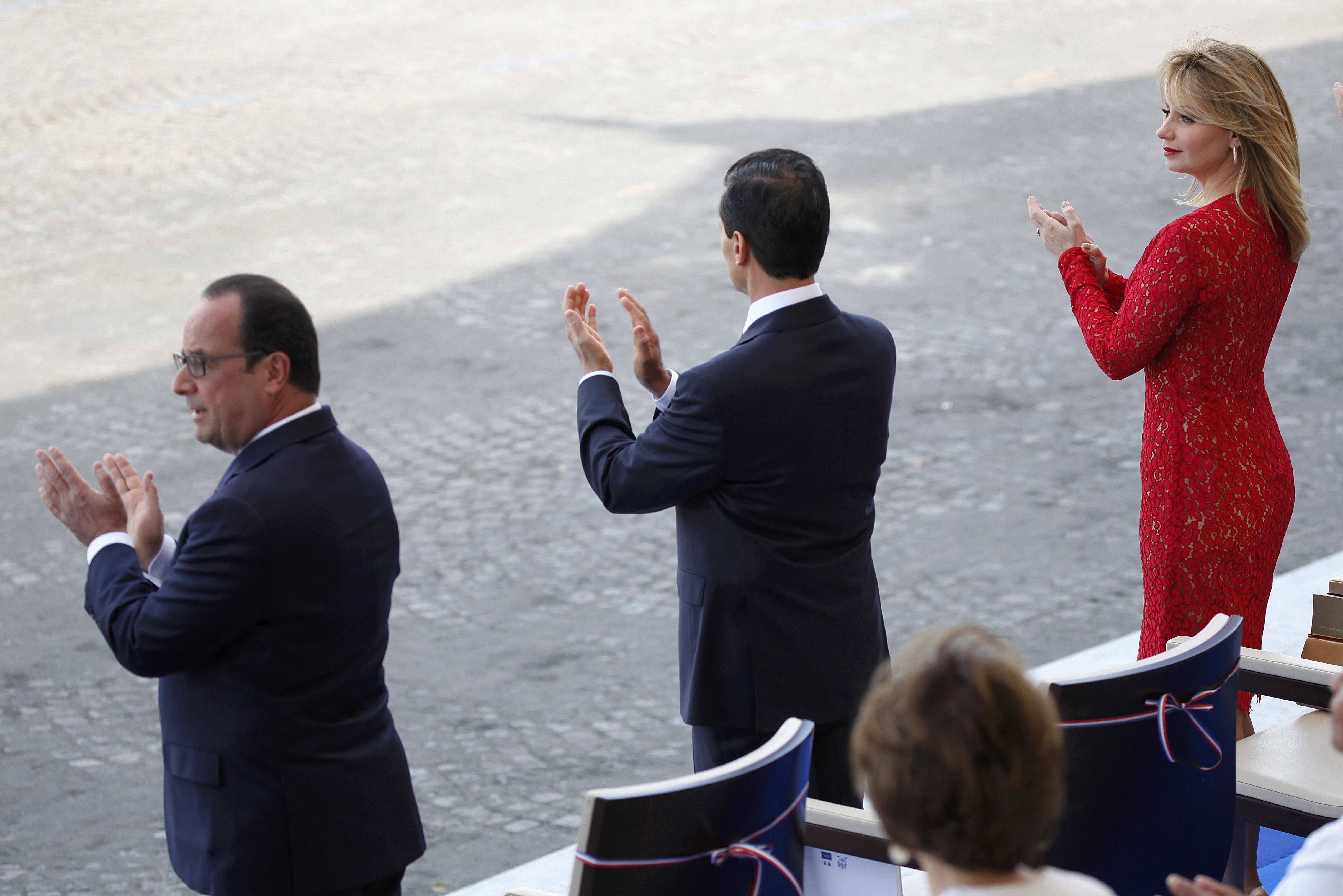 Hollande y Peña Nieto presiden el desfile por aniversario de la Toma de la Bastilla