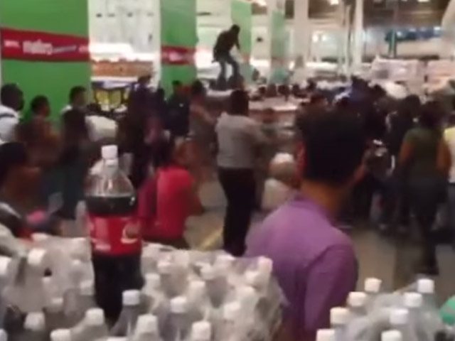 Increíble despelote en Makro por arroz… y militares solo querían impedir este video ¡PATRIA!