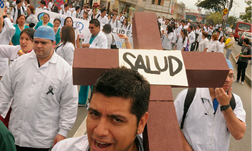 Médicos piden fijar sueldo en nueve salarios mínimos