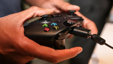 Multan a joven por drogar a su novia para jugar Xbox