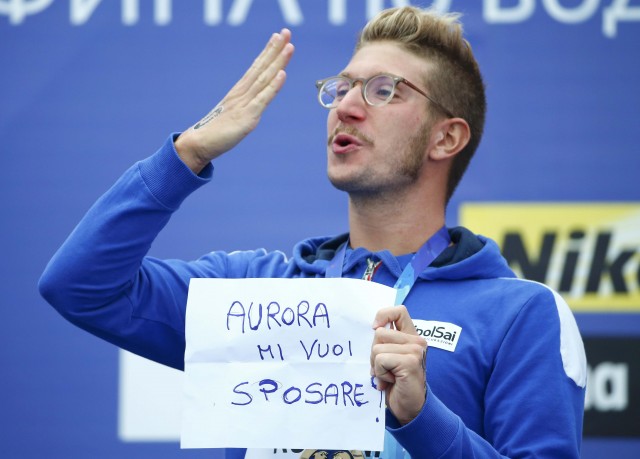 Un nadador le propone matrimonio a su novia tras ganar medalla de oro (FOTO)