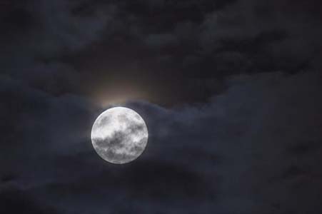 El cielo de Halloween tendrá una rara Luna azul, un Marte brillante y a los gigantes Júpiter y Saturno a simple vista