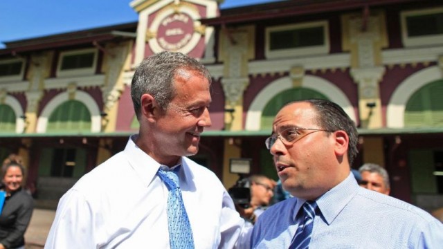 Martin O'Malley, exgobernador de Maryland y aspirante a la candidatura presidencial demócrata, izquierda, habla con Jaime Perelló, presidente de la Cámara de Representantes de la isla, durante una escala de campaña en San Juan, Puerto Rico, el sábado 1 de agosto de 2015. O’Malley es el primer precandidato demócrata en visitar la isla caribeña en esta campaña. (Foto AP/Ricardo Arduengo)