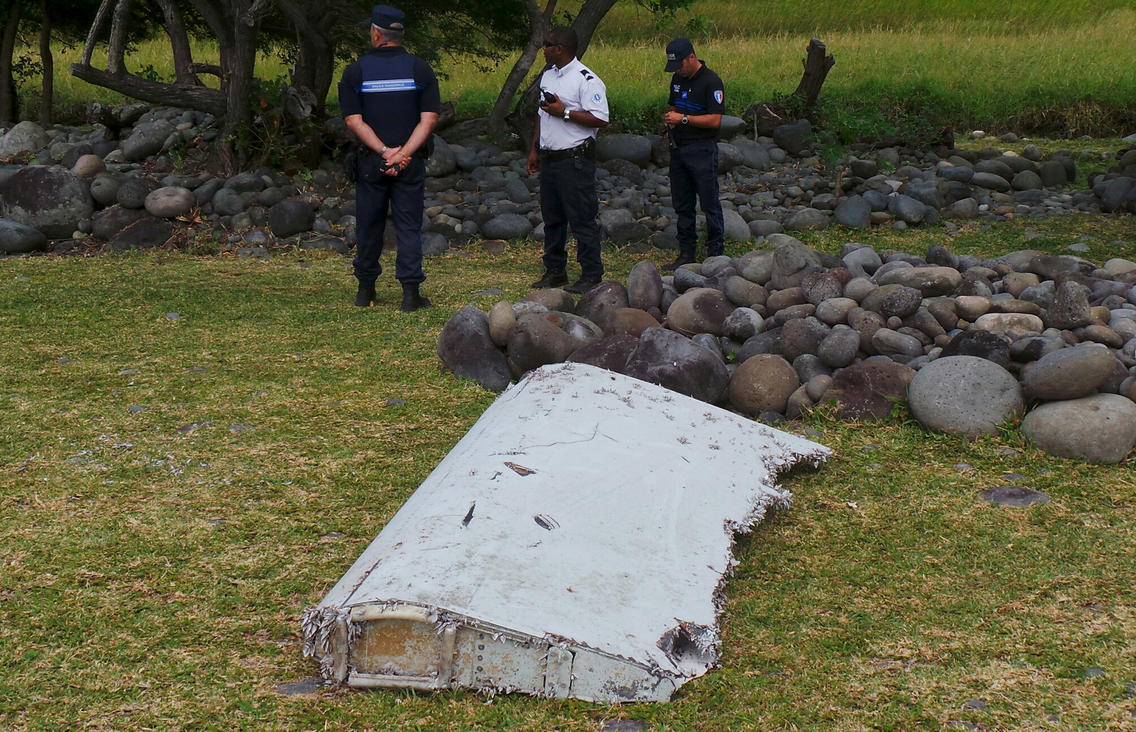 Hallan un objeto metálico en La Reunión que podría ser del avión malasio