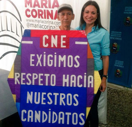 La FOTO: Este es el mensaje que envía el hombre papagayo al CNE