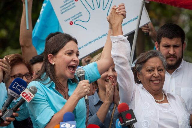 CAR01. LOS TEQUES (VENEZUELA), 03/08/2015.- La exdiputada venezolana de la Asamblea Nacional (AN) María Corina Machado (i), junto a la candidata Isabel Pereira (d), asiste a la sede de la Junta Electoral Principal para inscribir su candidatura para las elecciones parlamentarias de diciembre del presente año, hoy, lunes 3 de agosto de 2015, en la ciudad de Los Teques (Venezuela). EFE/MIGUEL GUTIÉRREZ