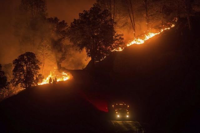 Bomberos trabajan en las labores de extinción del incendio forestal en Clearlake en California, Estados Unidos, hoy 4 de agosto de 2015. Más de 13.000 personas han sido evacuadas en el estado de California (suroeste) por el fuego, que también ha arrasado miles de hectáreas y calcinado decenas de viviendas y donde hasta 21 incendios se mantienen activos en las últimas horas. EFE/Noah Berger