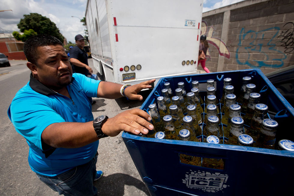 10 mil bolívares por una caja de cerveza