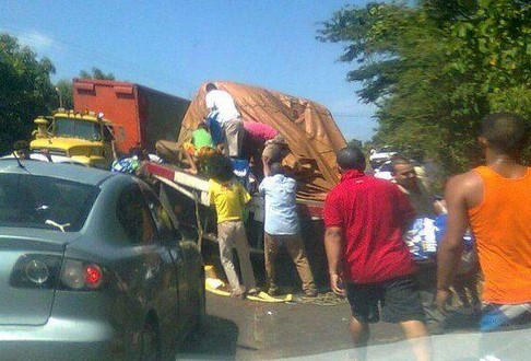 Reportan saqueo de gandola accidentada en Arapito