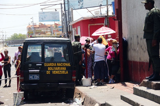 En Zulia más de 20 supermercados son resguardados por militares