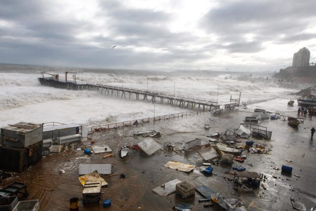 CH07. VALPARAÍSO (CHILE), 08/08/2015.- Fotografía donde se observan fuertes olas hoy, sábado 8 de agosto de 2015, en la caleta Portal, en el sector costero de la región de Valparaíso (Chile). EFE/Martin Contreras