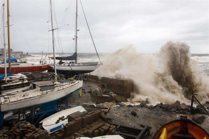 Bachelet viaja a zona arrasada por temporal de lluvia y viento en el norte de Chile