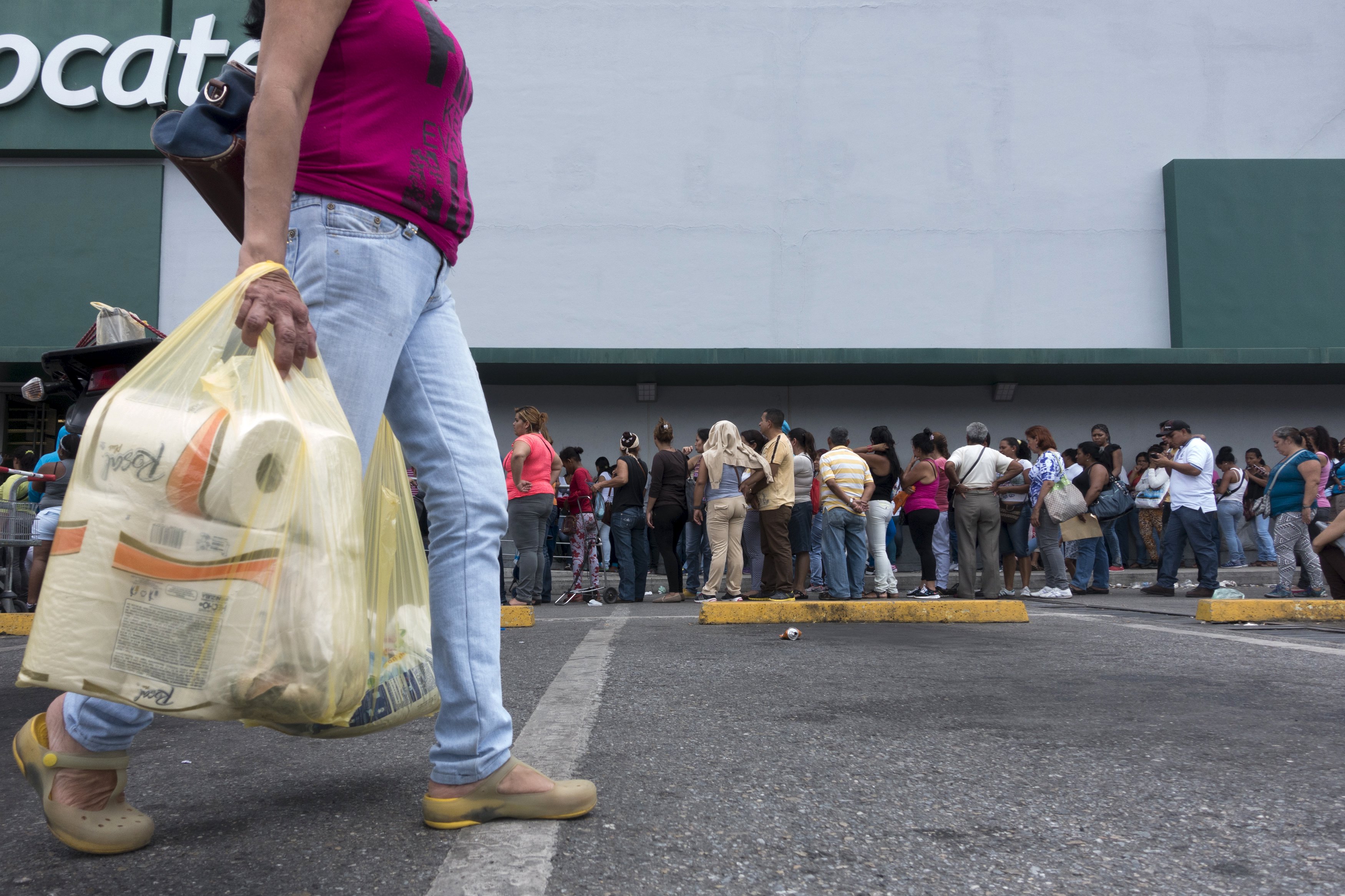 Ecoanalítica: bachaqueros elevan hasta siete veces precios oficiales