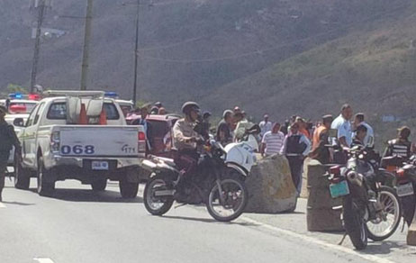 Enfrentamiento en la autopista Caracas- La Guaira dejó cuatro muertos y un herido (tuits + videos)