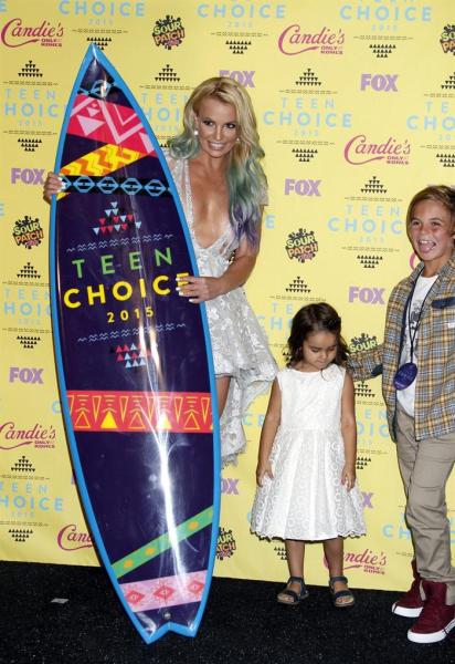 La cantante estadounidense Britney Spears posa para los fotógrafos durante la entrega de los galardones 2015 Teen Choice Awards en el Galen Center de Los Ángeles, California (Estados Unidos) el 16 de agosto de 2015. EFE/Jimmy Morris