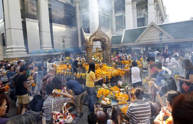 Foto de archivo tomada el 2 de enero de 2015 de varios turistas chinos y tailandeses congregados para venerar al dios Brahma hindú para celebrar el Año Nuevo en el templo Erawan, en Bangkok (Tailandia). Una gran explosión en el centro de Bangkok ha causado hoy, 17 de agosto de 2015, la muerte de varias personas en una de las intersecciones más transitadas de la ciudad, según se puede apreciar en las fotografías publicadas por usuarios de Twitter. EFE/Rungroj Yongrit