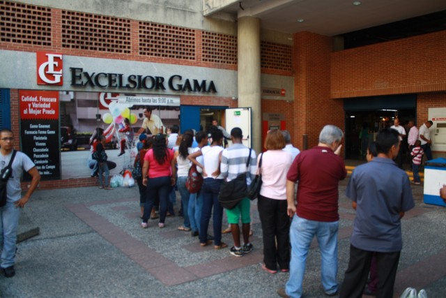 En fotos: Así fue la cola este miércoles en el Excelsior Gama del Centro Comercial Santa Fe