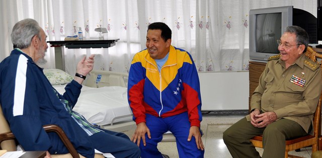 RESTRICTED TO EDITORIAL USE - MANDATORY CREDIT "AFP PHOTO/www.cubadebate.cu" - NO MARKETING NO ADVERTISING CAMPAIGNS - DISTRIBUTED AS A SERVICE TO CLIENTS - NO ARCHIVES Handout picture released on June 17, 2011 by the Cuban website www.cubadebate.cu, showing ailing Venezuelan President Hugo Chavez Frias (C) chatting with Cuban former President Fidel Castro (L) and his brother and current President of Cuba, Raul Castro, on June 17, 2011, during a visit to Chavez in a Havana's hospital. The 56-year-old Venezuelan leader arrived in Cuba on June 8 on the final leg of a trip that also included Brazil and Ecuador. He was rushed into emergency surgery last Friday after suffering sharp pain that was diagnosed as a pelvic abscess that required immediate surgery. Chavez is reportedly recovering well, though the government has given no date for his return to Caracas.   AFP PHOTO/www.cubadebate.cu/HO  CUBA-VENEZUELA-CASTRO-CHAVEZ