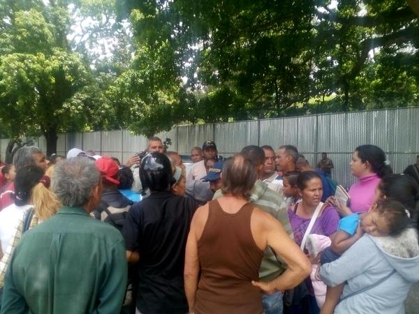 Desespero frente a Mercal de Los Teques; manifestantes cerraron el paso por desvío de camión