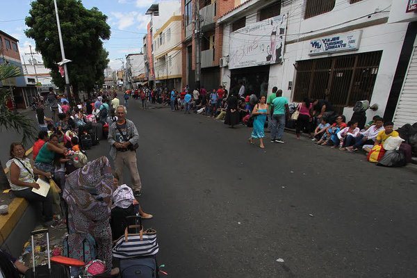 Largas colas cerca de la Aduana de San Antonio para cruzar la frontera