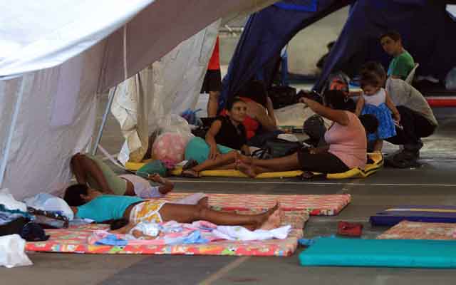 CUC04. CUCUTÁ (COLOMBIA), 24/08/2015.- Familias colombianas deportadas desde Venezuela son vistas hoy, lunes 24 de agosto de 2015, en un albergue condicionado por el gobierno colombiano en Cúcuta (Colombia). Al menos 751 colombianos, de los cuales 139 son menores de edad, fueron deportados a su país desde Venezuela, tras el cierre de la frontera y las medidas de excepción ordenadas por el presidente venezolano, Nicolás Maduro, informaron hoy fuentes oficiales. EFE/MAURICIO DUEÑAS CASTAÑEDA