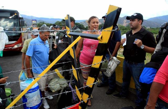 Colombianos regresan a su país desde Venezuela a través de un filtro impuesto por la guardia en el puente internacional Simón Bolívar hoy, lunes 24 de agosto de 2015 en Cúcuta (Colombia). Por el puente internacional Simón Bolívar no paran de transitar hoy centenares de colombianos deportados de Venezuela, a la espera de que la "firmeza" prometida por el presidente colombiano, Juan Manuel Santos, ponga fin a esa crisis humanitaria. Desde que el pasado viernes el presidente venezolano, Nicolás Maduro, decretó el estado de excepción en el estado fronterizo de Táchira, han sido deportados al menos 861 colombianos, de los cuales 170 son menores. EFE/MAURICIO DUEÑAS CASTAÑEDA