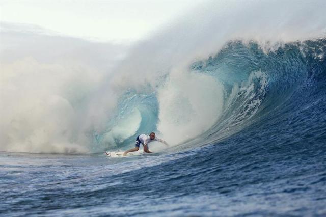  Fotografía facilitada por la Liga Mundial de surf que muestra al australiano Owen Right que compite en la cuarta ronda del Billbong Pro Tahití en Teahupo'o en la isla de Tahití en la Polinesia Francesa ayer 24 de agosto de 2015. EFE/Kelly Cestari/Wsl