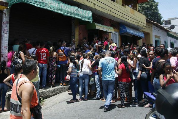 Desesperados, los habitantes de San Antonio buscan productos en comercios que empiezan a abrir las puertas